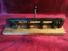 Rare : Ancienne perforatrice 4 trous, pour papier. Acier et socle bois.
