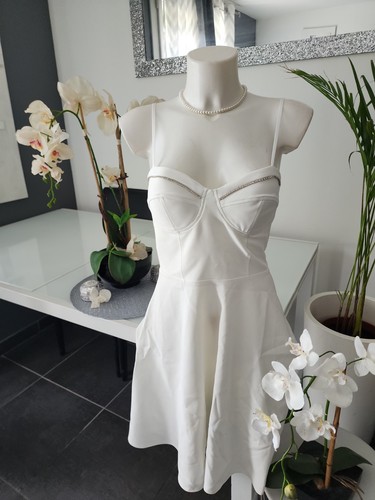 Une robe blanche strass - blanche, et
