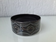 Beau Bracelet, Émail