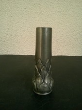 VASE SOLIFLORE ART DECO EN ETAIN D'ART SIGNE F CORTESI MOTIF FEUILLES
