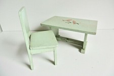 TABLE ET CHAISE DE POUPÉE EN BOIS PEINT - DÉCOR AU POCHOIR - ANNÉES 1930