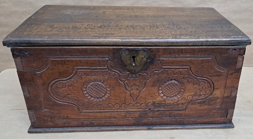 Petit coffre noyer sculpté - coffre,