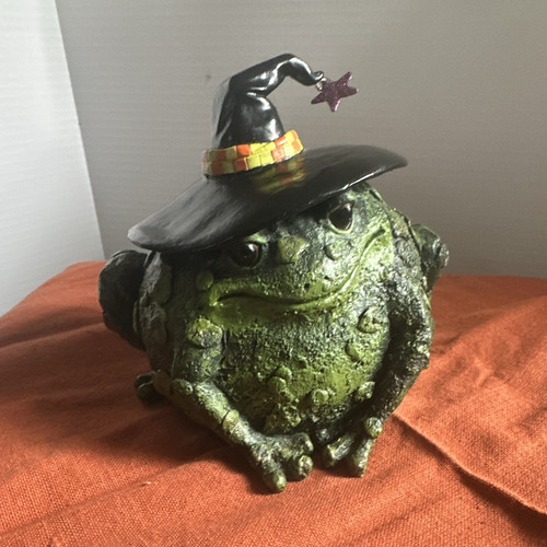 Green frog figurine statue - figurine,