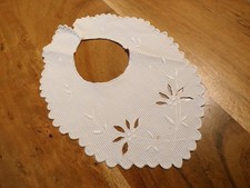 Linge ancien Bavoir en piqué de coton brodé