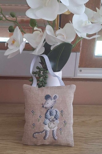 Coussin broderie point - point, de