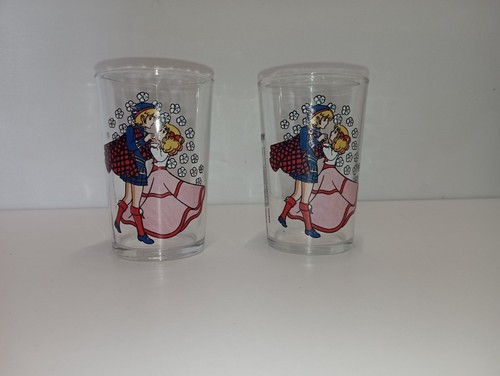 Deux verres effigie du - à,