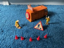 DINKY TOYS - ORIGINAL 570 PEUGEOT J7 TRAVAUX  AVEC TOUS SES ACCESSOIRES