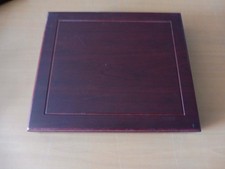 COFFRET BOIS LAQUE   29X25CM  VIDE  29  EMPLACEMENTS  45 MM TRES BON ETAT (2)