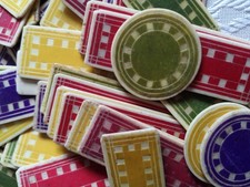 Lot 50 anciens jouets  jetons o s incrustés 