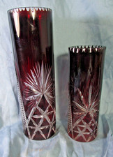 2 splendides vases rouleau  en cristal de Bohème overlay rouge, taillé à la roue