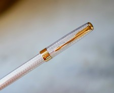 STYLO PLUME PARKER SONNET ARGENT MASSIF 925- FINITION CHEVRONS - PLUME OR 18 CTS