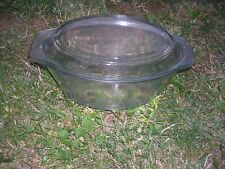 ancienne cocotte en pyrex avec son couvercle