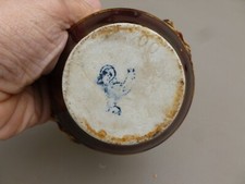 Petit pot ancien grès vernissée marque coq bleu.