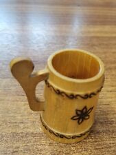 Bibelot gobelet gravé en bois