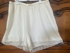 ancienne culotte en linon et Valenciennes cousue brodée main/ mono: EAT (M3)