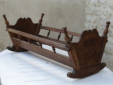 Ancien petit LIT à BASCULE berceau régional BOIS massif chevillé bébé ou déco
