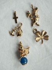 LOT 5 BRELOQUES PLAQUE OR