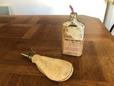 ANCIENNE POIRE A POUDRE EN PEAU AVEC SON BIDON DE PLOMB