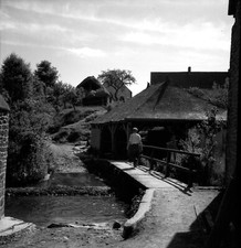 Homme de dos lavoir paysage - ancien négatif photo an. 1950