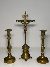 Crucifix sur pied et bougeoirs