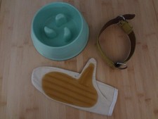 LOT DE 3 ARTICLES POUR CHIEN GAMELLE A CROQUETTES + COLLIER + GANT BROSSE TAILLE