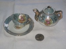 Miniature théière tasse et soucoupe décor fragonard bleu irisé