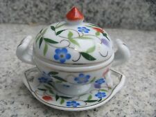 MINI SOUPIERE SUR PLATEAU PORCELAINE sur 7,7 cm de long