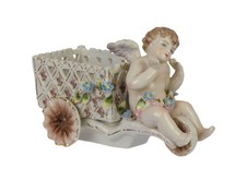Un chariot en porcelaine avec
