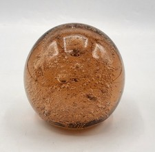 Sulfure presse papier en verre soufflé bullé coloré brun signé Biot XXème 