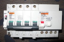 DISJONCTEUR DIFFERENTIEL TETRAPOLAIRE 20A 300mA TRIPHASE +N. MERLIN GERIN PC10KA