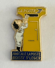110 - Pin's BOITE AUX LETTRES LA POSTE PTT BOISSY SAINT LEGER ENFANT EN BLANC
