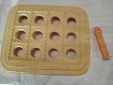 TUPPERWARE PLAQUE RAVIOLIS  Jaune PATES RECETTES TBE CUISINE USTENSILE mesure