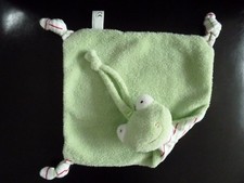 Y7- DOUDOU PLAT CP INTERNATIONAL GRENOUILLE VERT 1 FACE BLANC RAYE ROUGE - TTBE