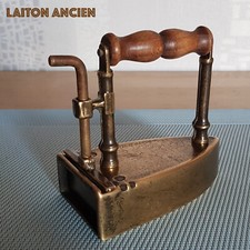 Ancien fer à repasser en laiton avec réservoir à braise