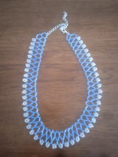 Collier zulu avec des fleurs en perles miyuki bleues et blanches Collier ethniqu
