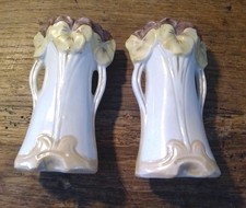 DEUX PETITS VASES EN FAIENCE