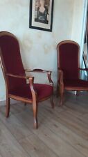 2 FAUTEUILS VOLTAIRE en noyer et velours bordeaux en parfait etat
