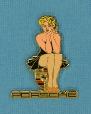 1 PIN'S / CHARMANTE PIN-UP