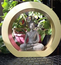 Bouddha gris dans cercle doré