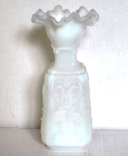 Vase ancien en opaline de foire blanc section carrée collerette faune