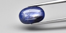 Saphir bleu nuit naturel en ovale cabochon légèrement étoilé de 4Cts  (VIDEO)