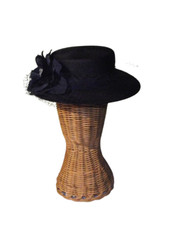 Canotier à Voilette, en Paille Bleu Marine avec Gros Grain et Fleur Bleu Clair