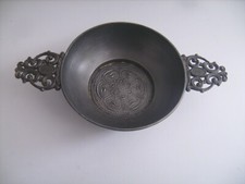 Ecuelle à oreilles ancienne en étain "KR dB" mesurant 22 cm X 12,8 cm