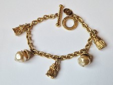 Jacques Esterel Paris Bracelet en métal doré à décor de pompons perles blanches