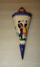 ANCIENNE BOUQUETIERE. CORNET REPRESENTANT UN COUPLE BRETON SIGNE HB QUIMPER 