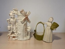 Objets de vitrine, deux vases