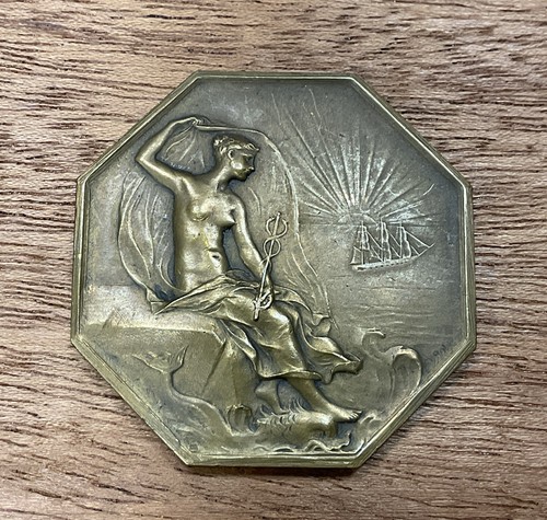 Très joli médaille - très,