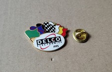 pin's automobile / Delco electronics 1995 (EGF doré non signé) longueur: 3,3 cm