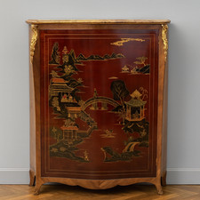 Armoire galbée de style Louis