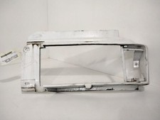 Enjoliveur de phare gauche